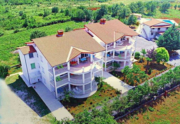 Ferienwohnung für 4 Personen, mit Balkon und Terrasse sowie Garten und Kinderpool in Nova Vas - 2