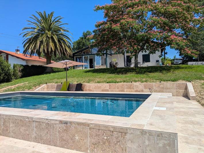 Maison d’hôte pour 2 personnes, avec Balcon et Terrasse ainsi que Jardin et Piscine à Ascain