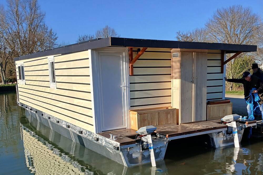 Electro-solar pleasure boat on the Canal de Garonne in Castelsarrasin, Tarn y Garona