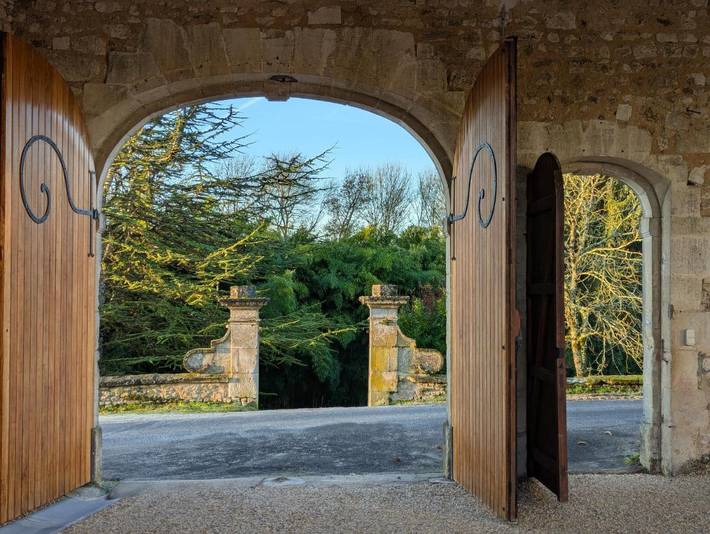 Location de vacances pour 8 personnes, avec piscine ainsi que jardin et vue à Saint-Saturnin (Charente) - 2
