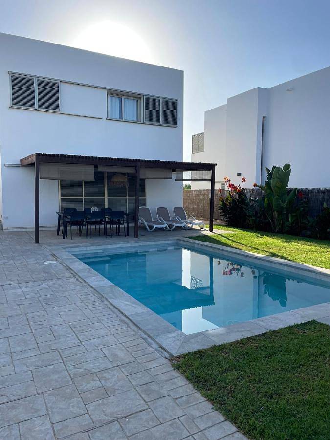 Chalet para 9 personas, con piscina además de jardín y jacuzzi en Menorca