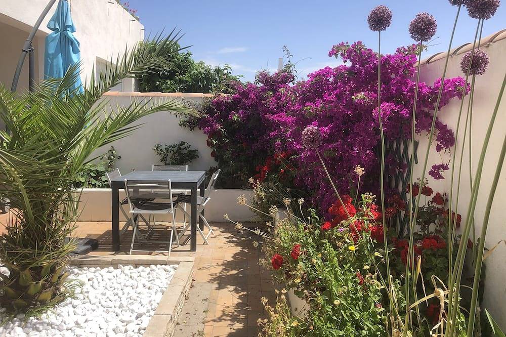 Ganze Wohnung, Comfortable apartment with courtyard close to the center and beach. in Saintes-Maries-de-la-Mer, Arles und Umgebung