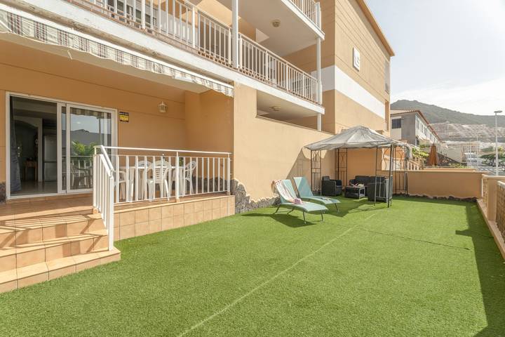 Ganze Wohnung, Ferienwohnung 'Brisas Chasna 2' mit Meerblick, Gemeinschaftspool und WLAN in Adeje, Teneriffa Süd