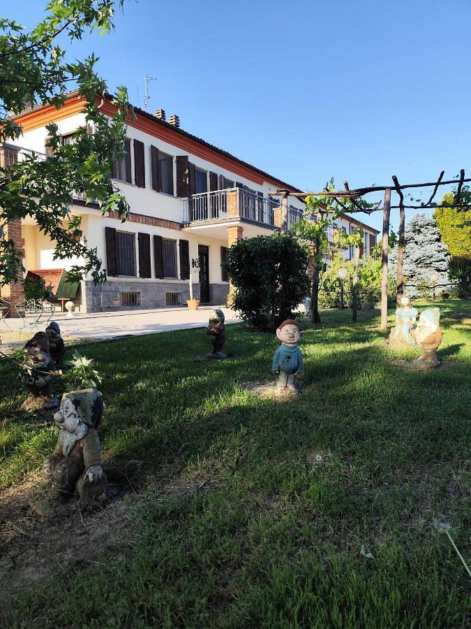 B&b per 5 persone, con piscina e giardino, con animali domestici ad Asti (Comune)