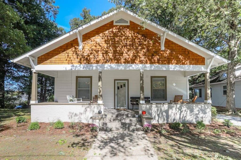 Misty Mountain Retreat - Walk to Dt Hendersonville, Fire Pit, Sleeps 7 in Hendersonville, Henderson County (NC)