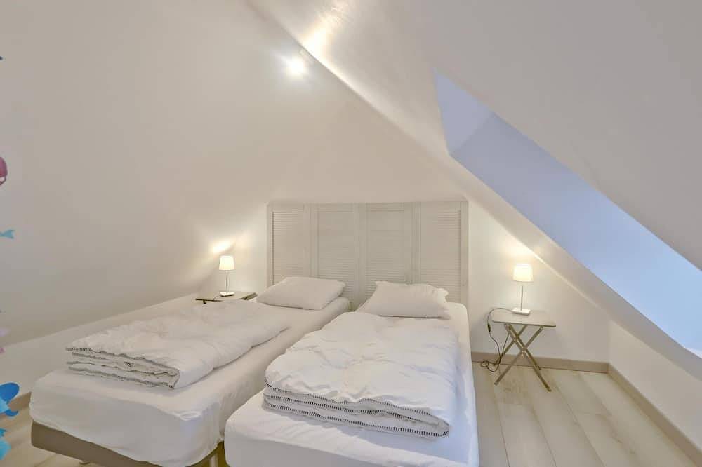 Lovely home in Quettehou with Wifi in Quettehou, Región de Cherbourg
