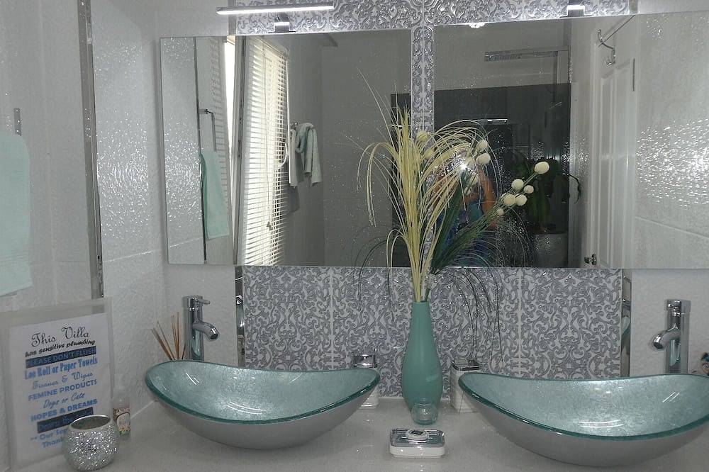 Hervorragend ausgestattet, Villa mit Bar, eigener Pool- und Meerblick, Wlan. in Bodrum, Türkische Ägäis