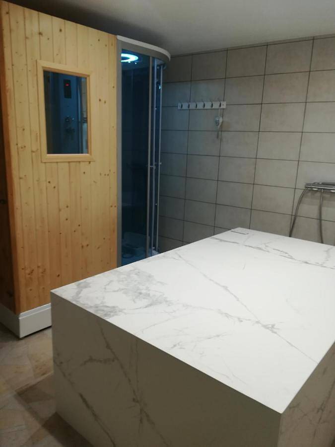 Appartement entier, Superior Apartment with Spa, Hammam and Sauna in Voglans, Région de Chambéry