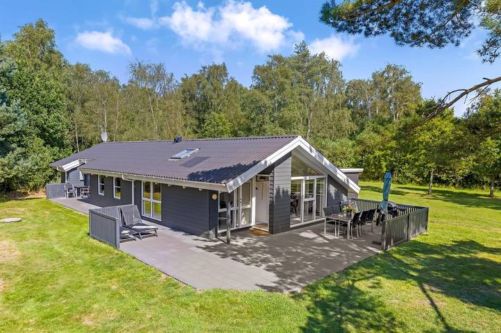 Feriehus for 9 personer, Jacuzzi og Terrasse i tillegg til Barnebasseng og Sauna i Læsø