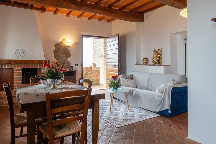 Agriturismo per 2 persone, con vista lago e giardino, con animali domestici a Torrita di Siena