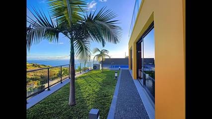 Location de vacances pour 6 personnes, avec vue sur l’océan ainsi que piscine et jardin dans Estreito da Calheta