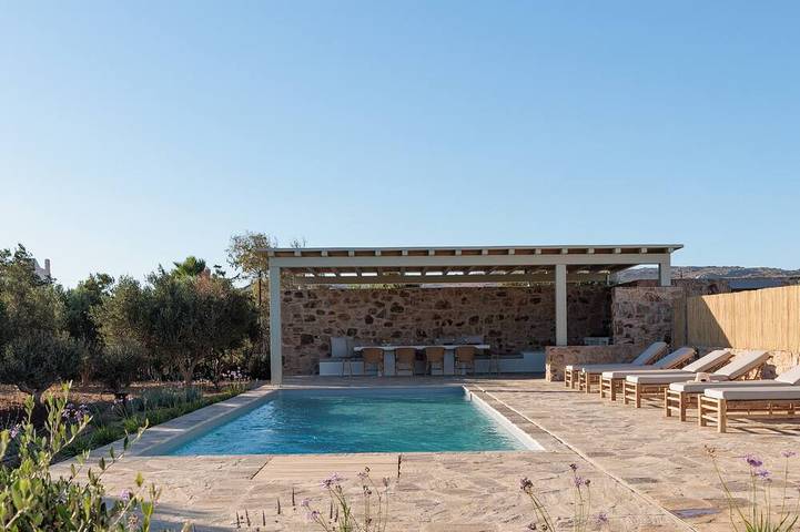 Vacation rental for 10 people, with yard in Naxos