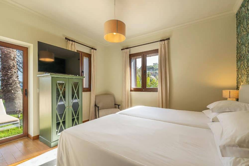 Discover Madeira’s Natural Beauty! Outdoor Pool, Buffet Breakfast, Free Parking! in Santana, Madeira