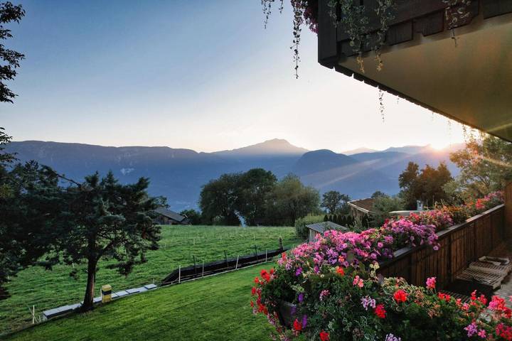 Agriturismo per 4 persone, con Balcone e Idromassaggio nonché Giardino in Alto Adige