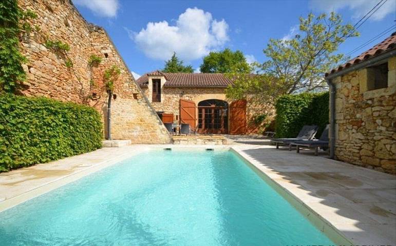 Gîte pour 10 personnes, avec terrasse ainsi que jardin et piscine dans le Lot - 2