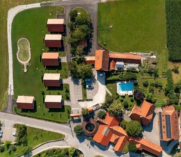 Ferienpark für 6 Personen, mit Garten und Pool sowie Terrasse, mit Haustier in Slowenien