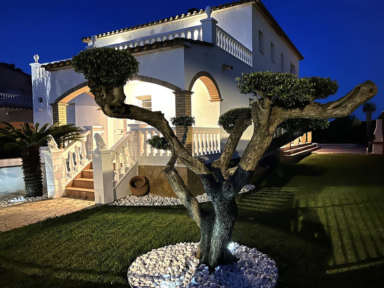 Stilvolle Villa mit privatem Pool in der Bucht von Roses in Sant Pere Pescador, Oberampurien