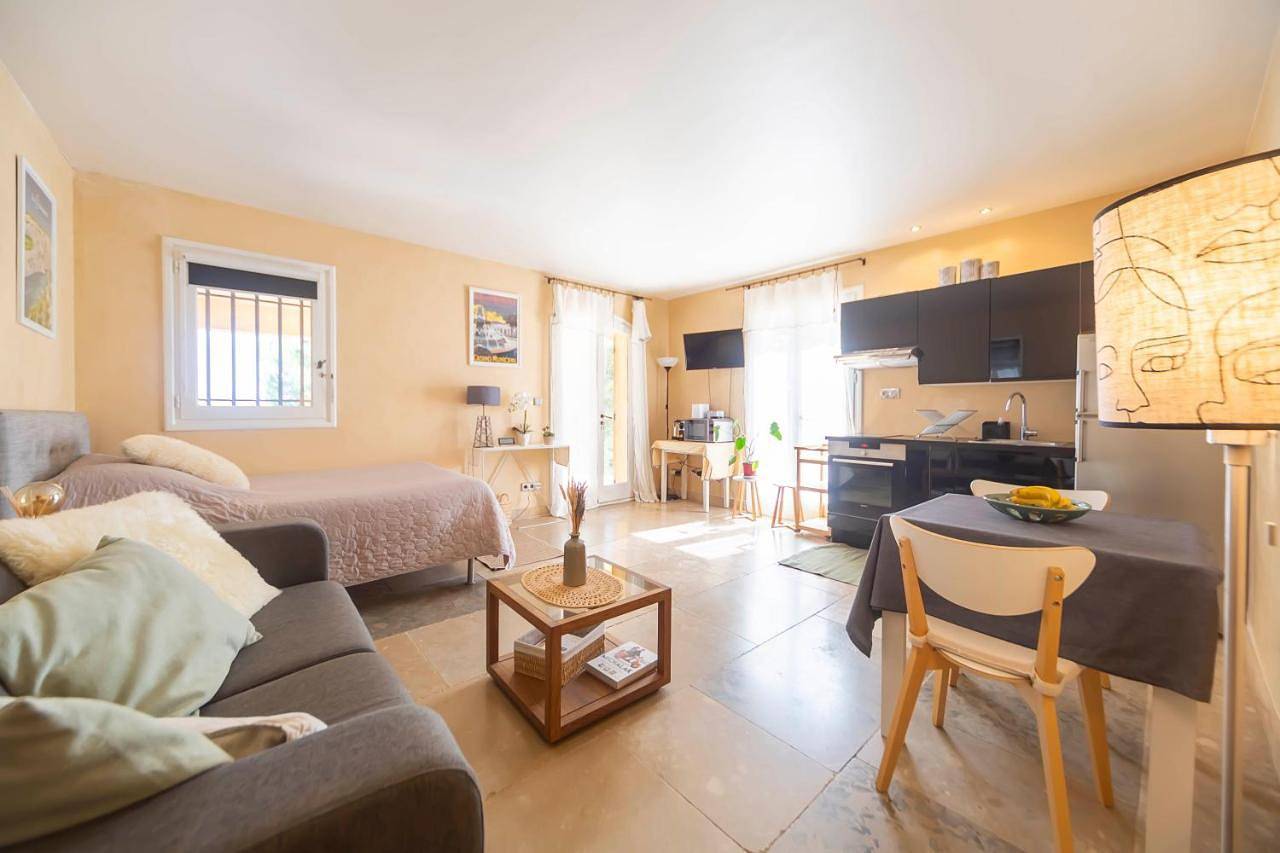 Appartement entier, Independent Panoramic Studio with Pool - Le Tholonet in Le Tholonet, Région d'Aix-en-Provence