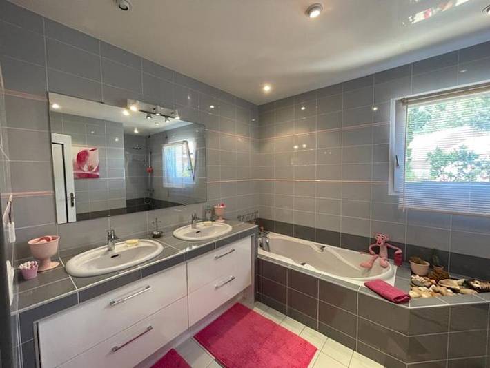 Location de vacances pour 8 personnes, avec terrasse ainsi que jardin et piscine dans Plage Du Port Meleu Prefailles - 3