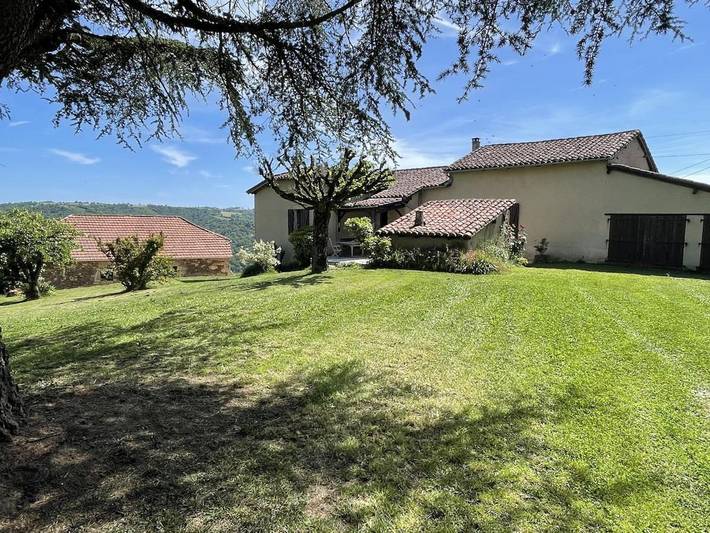 Location de vacances pour 8 personnes, avec Terrasse ainsi que Jardin et Vue à Lentillac-Saint-Blaise - 4