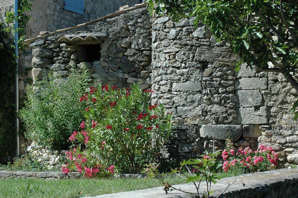 Gite Le Hibou - La Fontaine de Charambaud in Crestet, Parc naturel régional du Mont-Ventoux