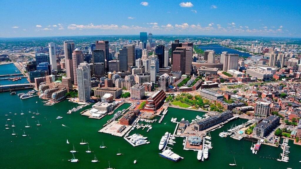 Art Lover’s Escape, Spacious 2 Queen Beds, Near Fenway Park in Boston, Massachusetts
