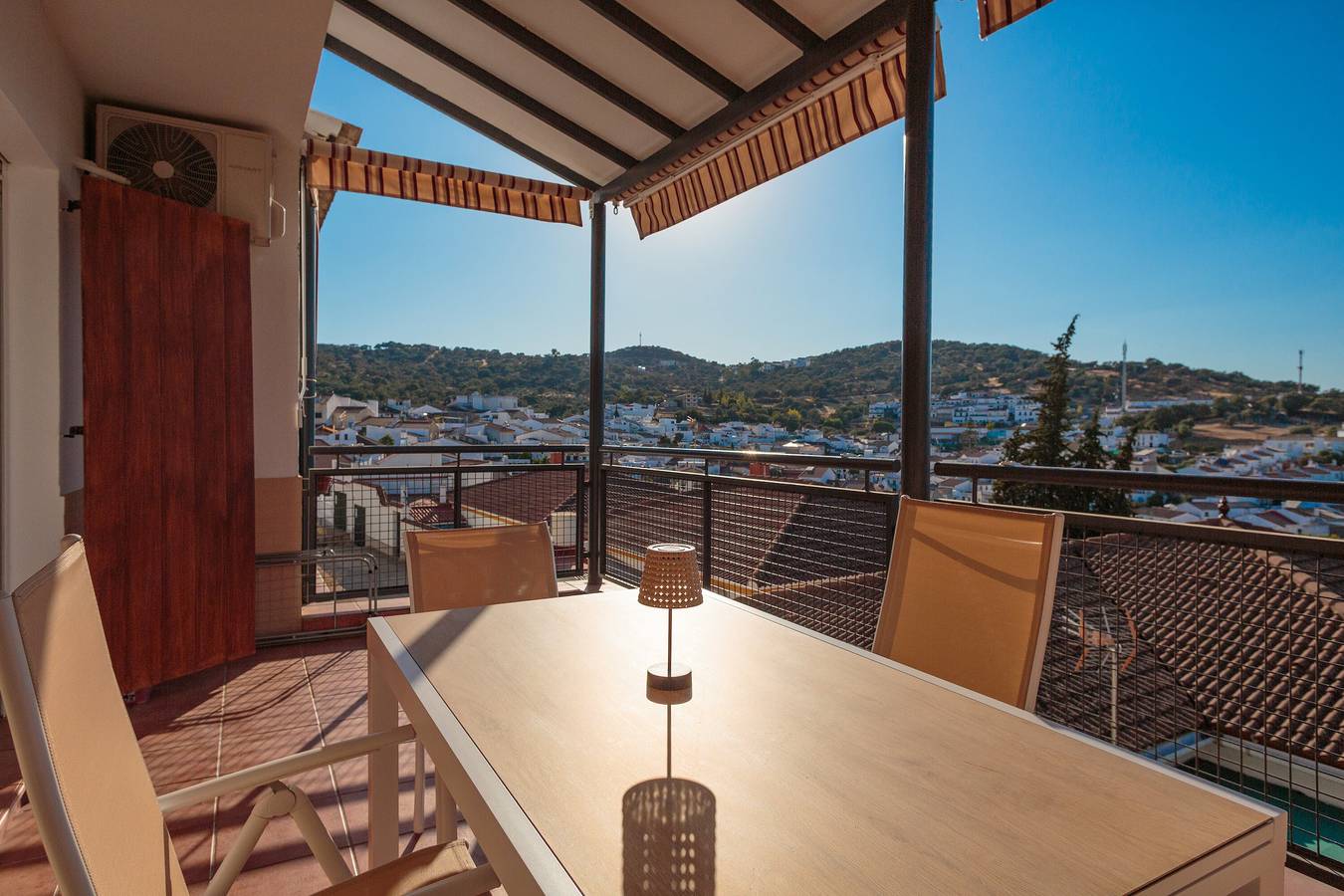 Ferienhaus 'Casa Castillo De Las Guardas' mit Bergblick, Wlan und Klimaanlage in El Castillo de las Guardas, Sevilla Provinz