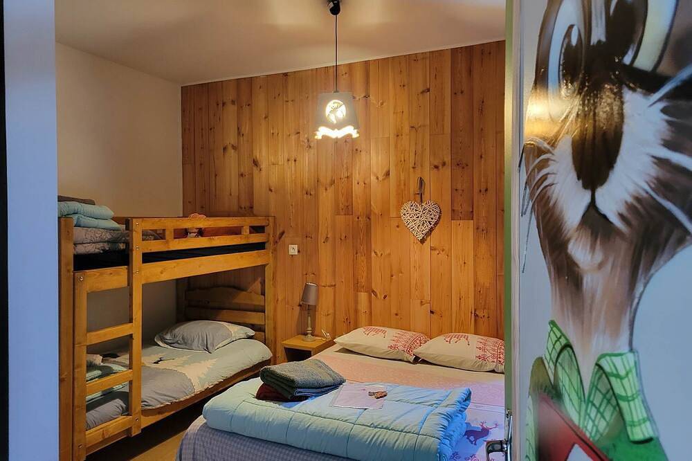 Apartamento entero, Family room ( bed 140cm + bunk bed 90cm ) in Artigues, Ariège