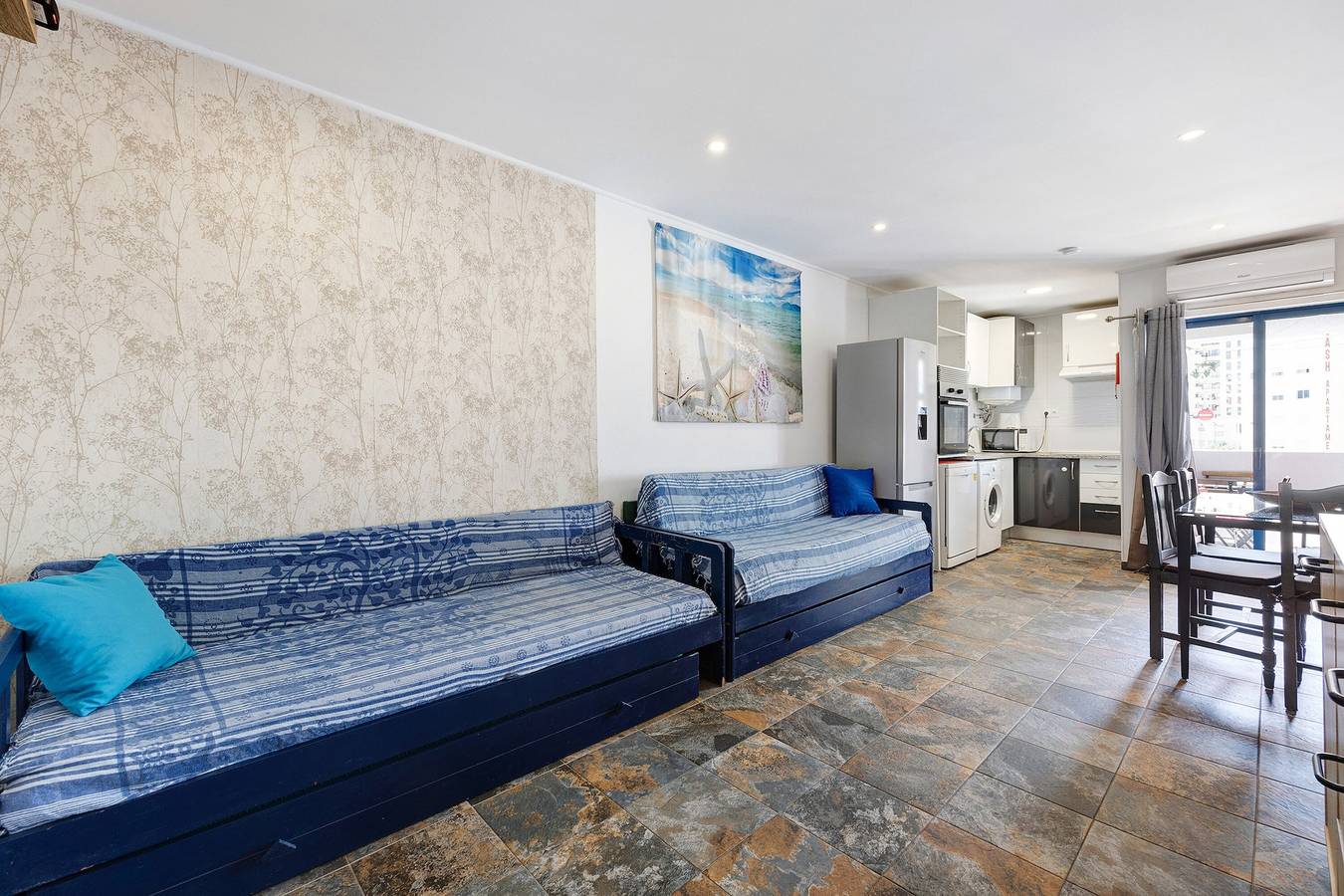 Appartement entier, Appartement de vacances confortable "Azul do Mar" avec balcon et jardin partagé ; parking disponible in Praia da Rocha, Portimão