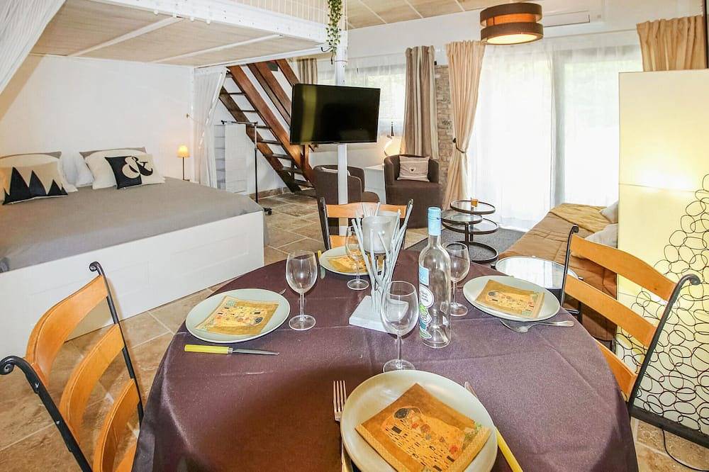 Amazing home in Carpentras with private swimming pool, can be inside or outside in Carpentras, Parque natural regional del Mont Ventoux