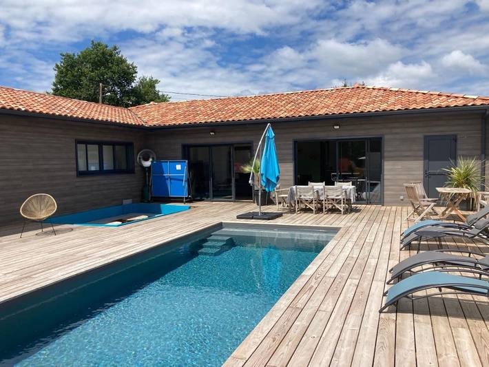 Location de vacances pour 6 personnes, avec vue ainsi que piscine et terrasse à Angresse