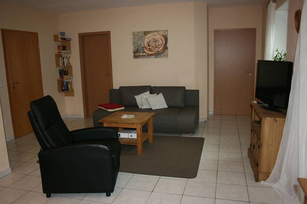 Ganze Wohnung, Romantisches Weindorf große, ruhige Südterrasse, Moselpanoramawege, Gartensauna in Minheim, Bernkastel-Kues & Umgebung