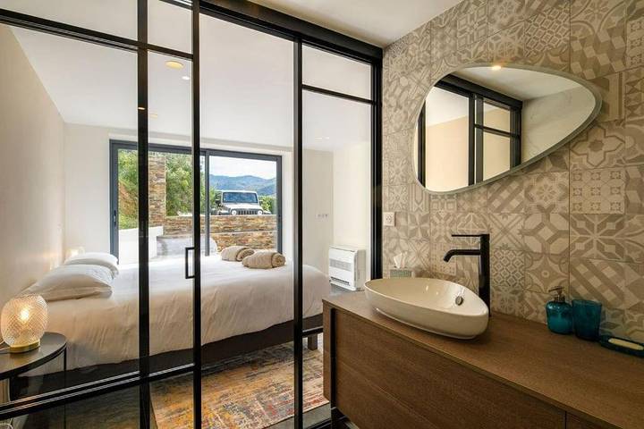 Location de vacances pour 9 personnes, avec vue ainsi que piscine et jardin dans Plage de la Roya - 2