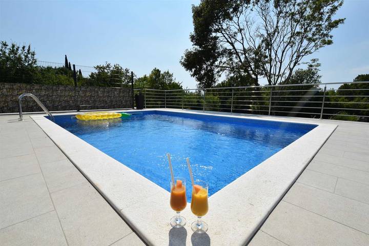 Villa Sara mit privatem Pool in Malinska-Dubašnica, Krk