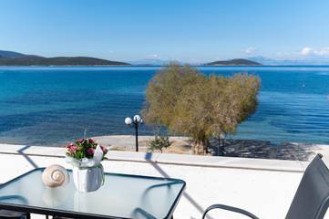 Gîte pour 2 personnes, avec balcon et vue dans Carystos