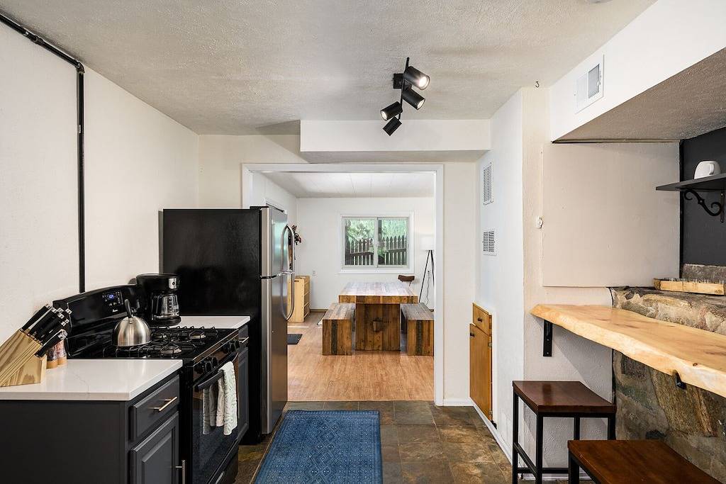 Owl Chalet - 1950's Cabin close to hiking, creek, and brewery! in Gilpin County