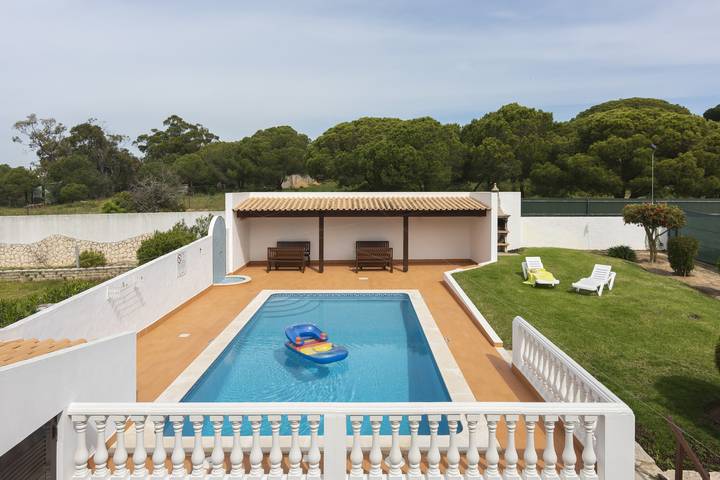 Villa voor 4 personen, met Balkon en Tuin in Olhos de Água