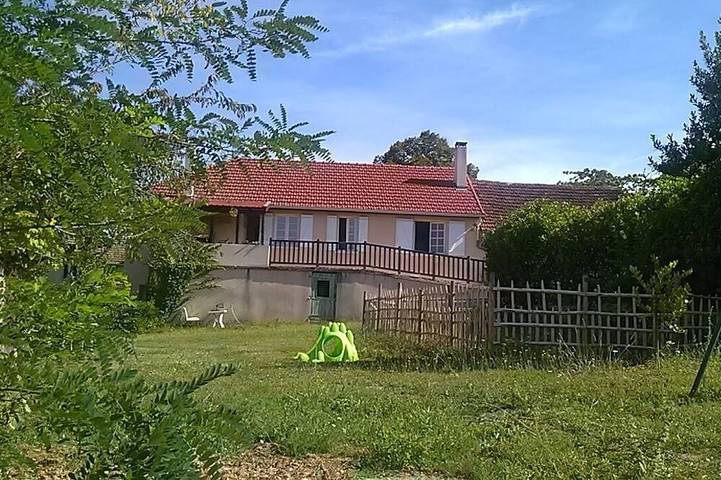 Ferienhaus für 6 Personen, mit Terrasse und Whirlpool sowie Garten, mit Haustier in Domme
