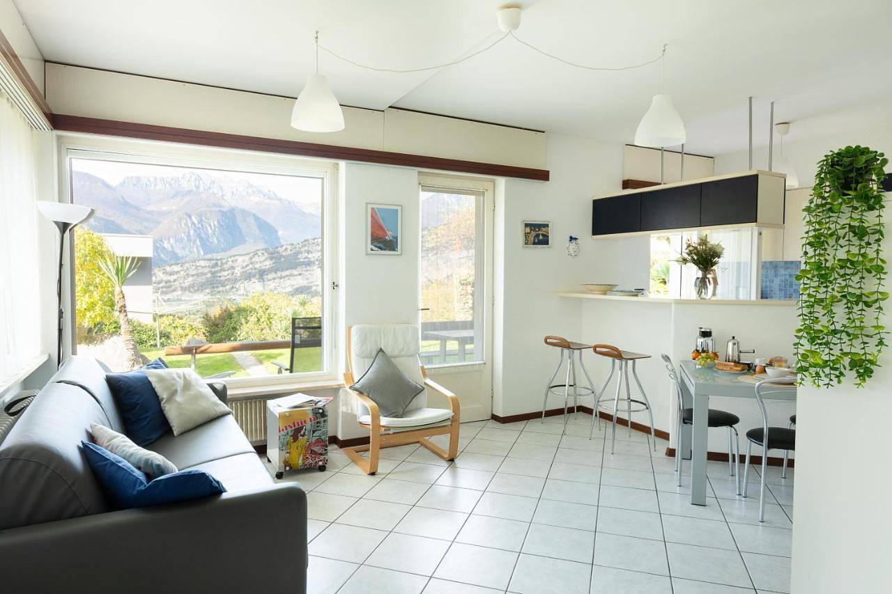 Ganze Wohnung, Appartamento in zona panoramica con giardino in Torbole, Nago-Torbole