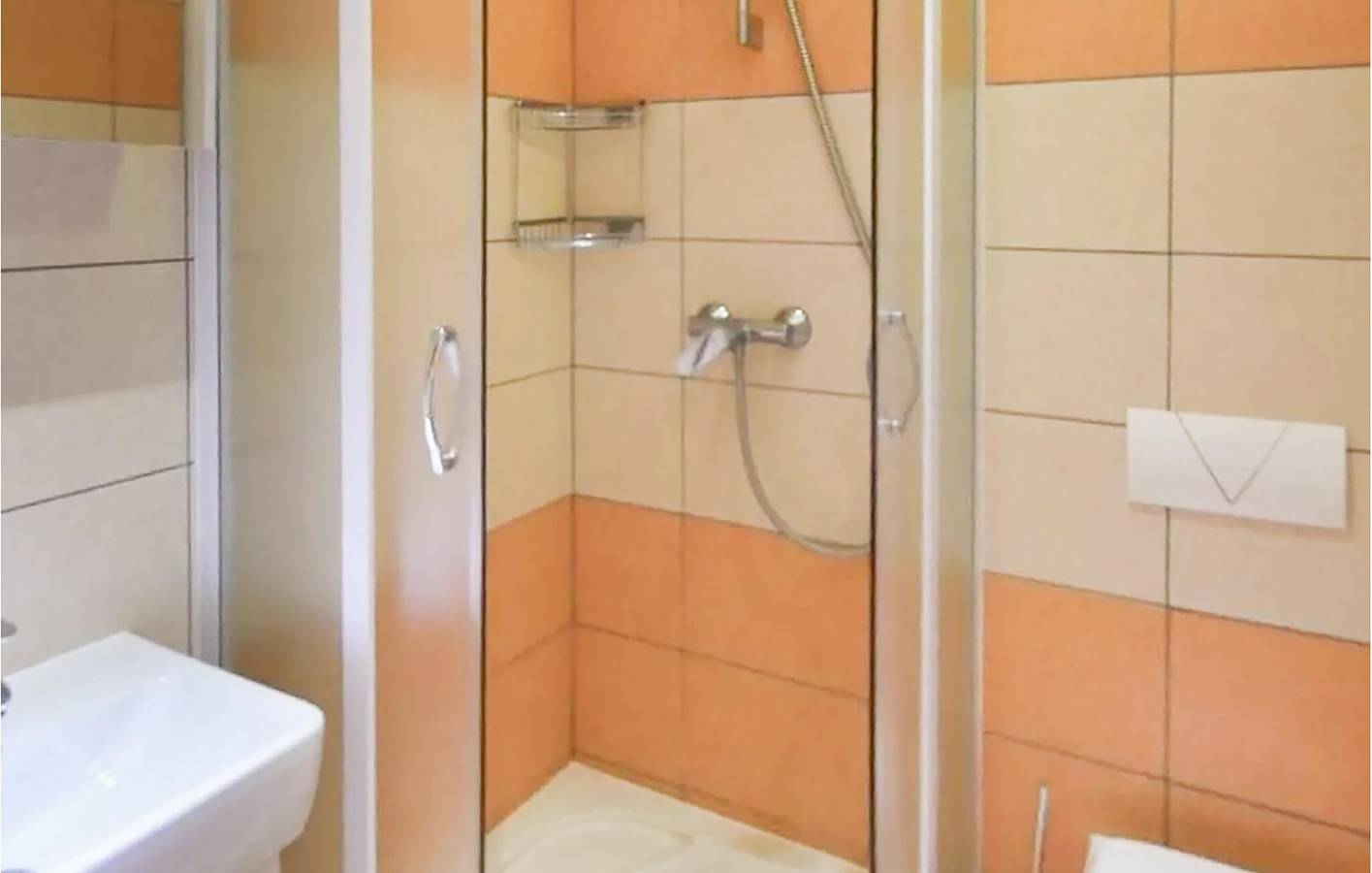 Ganze Ferienwohnung, Apartment mit Meerblick, Terrasse, Küche und Parkplatz in der Nähe des Strandes von Strobec in Stobrec, Split-Dalmatien