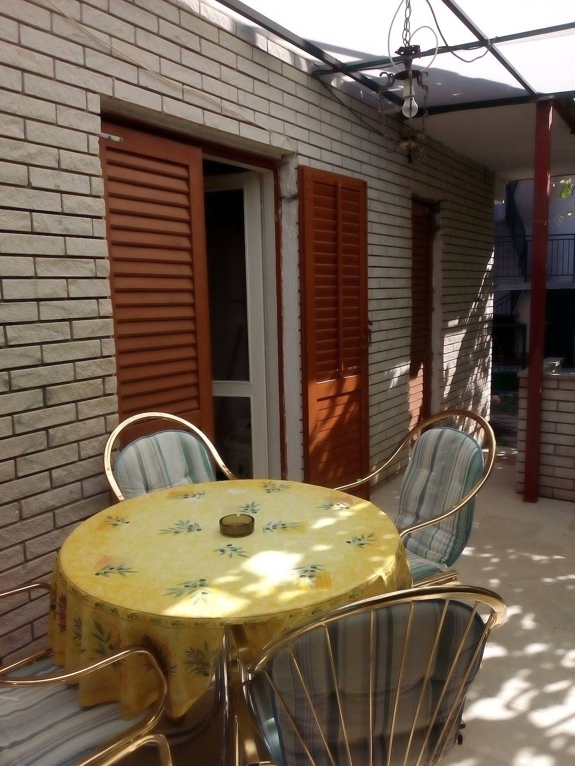 Ganze Wohnung, 2-Zimmer-Ferienwohnung mit Terrasse Zaboric, Sibenik -b in Žaborić, Šibenik-Knin