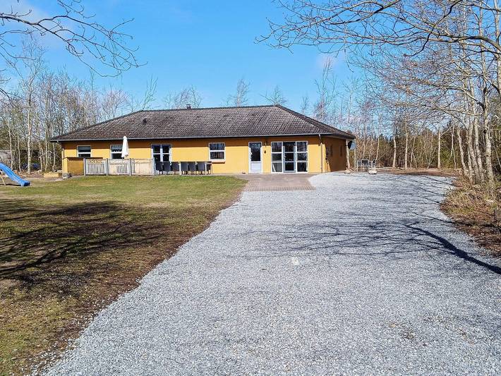 Ferieudlejning for 12 personer, med terrasse, børnevenlig i Virksund