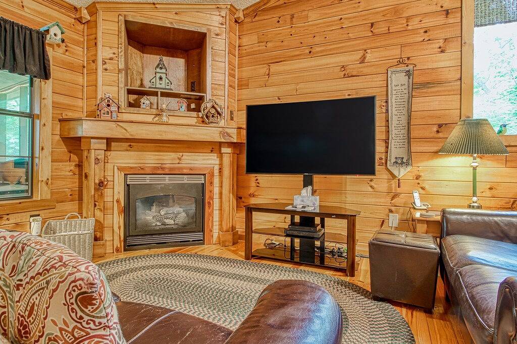 Entzückende & hundefreundlich w / Whirlpool, Air-Hockey, firepit! Nähe State Park! in Chattahoochee National Forest