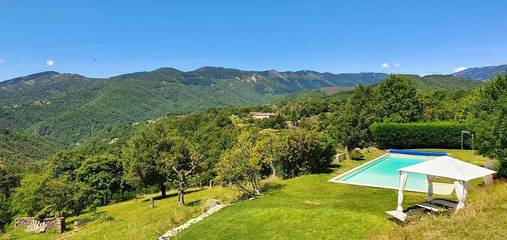 Gîte pour 9 personnes, avec vue ainsi que piscine et jardin, animaux acceptés à Rocles