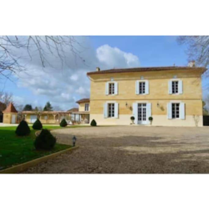 Location de vacances pour 10 personnes, avec piscine à Mouliets-et-Villemartin