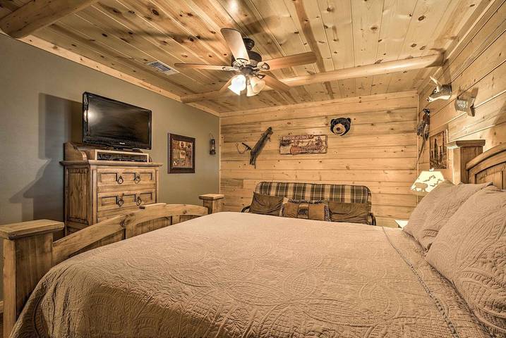 Vacation rental for 14 people, with yard and terrace as well as hot tub, with pets in Broken Bow