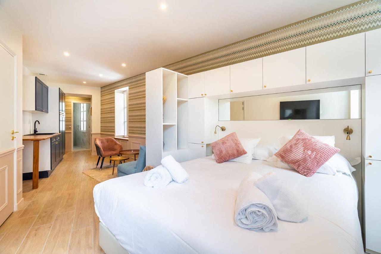 Two-Bedroom Suite in Salon-de-Provence, Côte méditerranéenne (France)