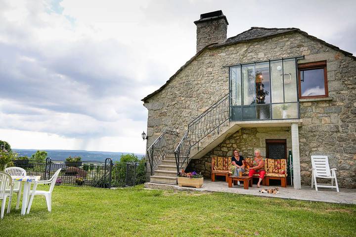 Gîte pour 4 personnes, avec jardin ainsi que piscine et terrasse, animaux acceptés à Saint-Alban-sur-Limagnole