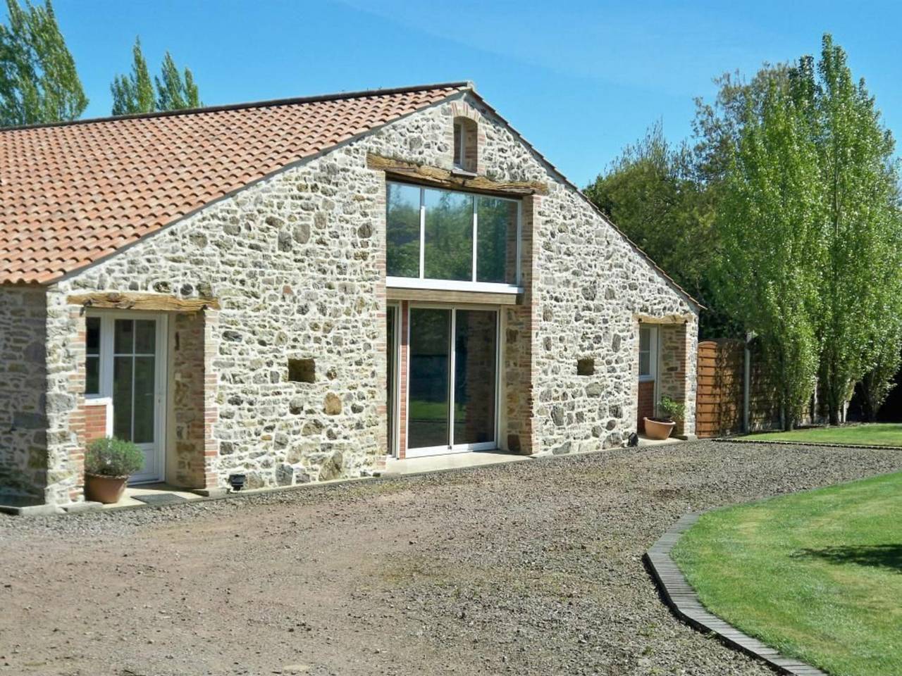 Charmante grange rénovée avec piscine privée, grand jardin, et Wi-Fi au Champ-Saint-Père in Le Champ-Saint-Père, Vendée