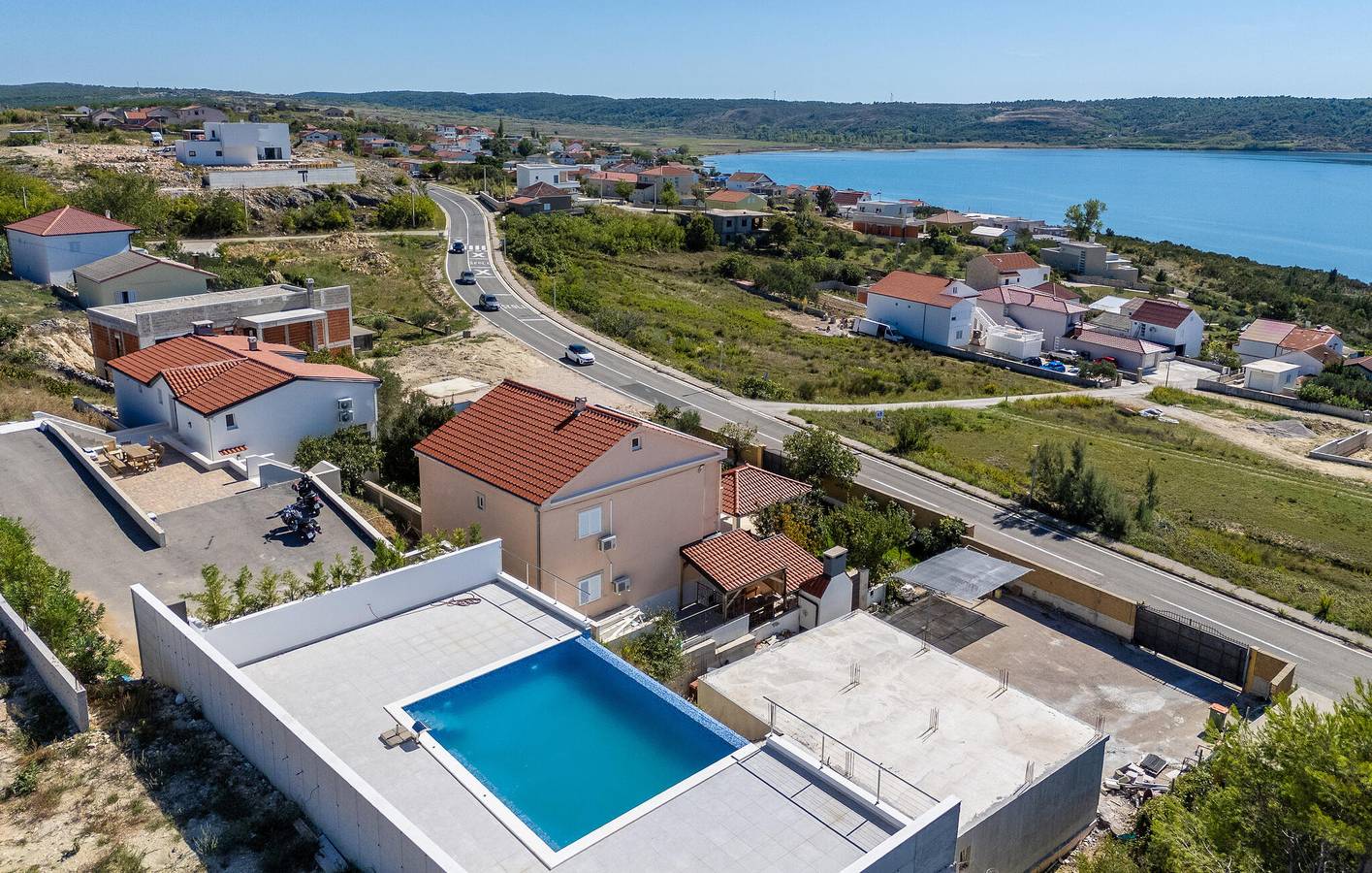 Apartment am Meer mit Pool, Terrasse und Parkplatz – 400 m bis zur Küste in Rtina, Zadar